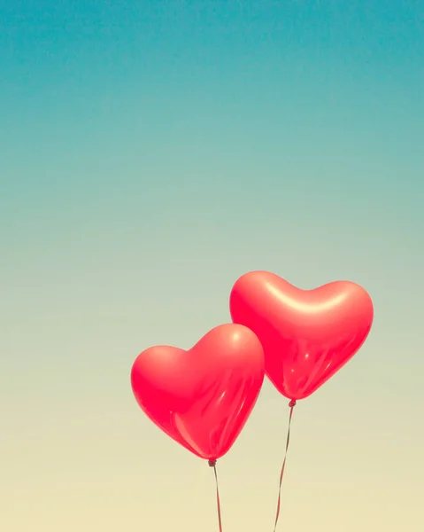 Due palloncini rossi a forma di cuore — Foto Stock