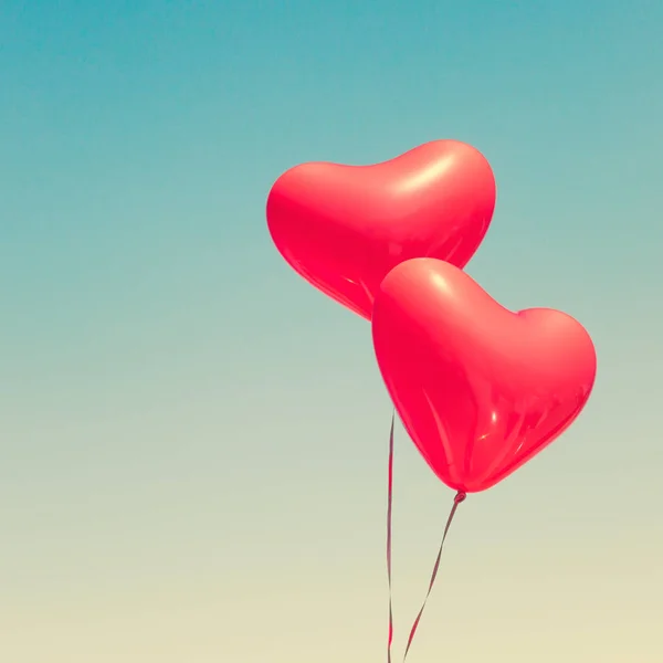 Twee rode Hartvormige ballonnen — Stockfoto