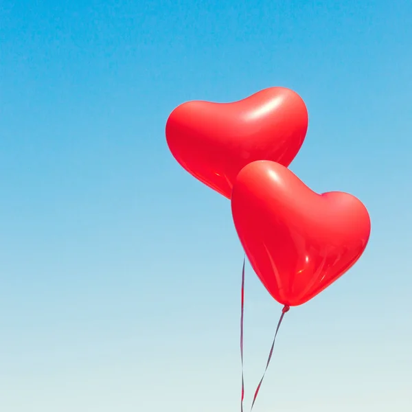 Twee rode Hartvormige ballonnen — Stockfoto