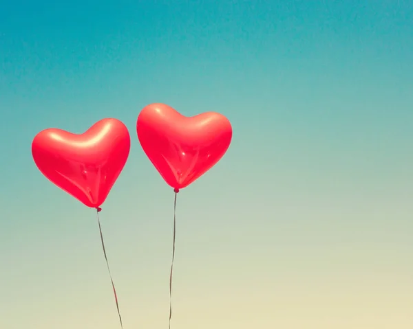 Dois balões em forma de coração vermelho — Fotografia de Stock