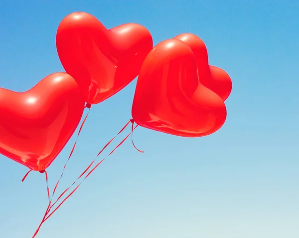 Varios globos rojos en forma de corazón —  Fotos de Stock