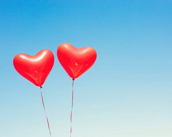 Dwa balony w kształcie serca czerwone — Zdjęcie stockowe