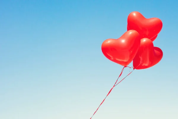 Vari palloncini a forma di cuore rosso — Foto Stock