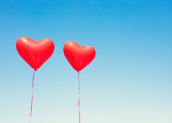Två röda Hjärtformade ballonger — Stockfoto