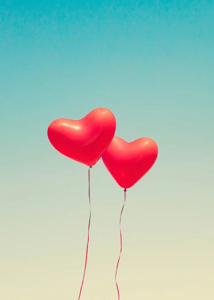 Zwei rote herzförmige Luftballons — Stockfoto