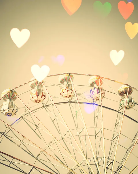 Винтажное колесо обозрения с сердцами — стоковое фото