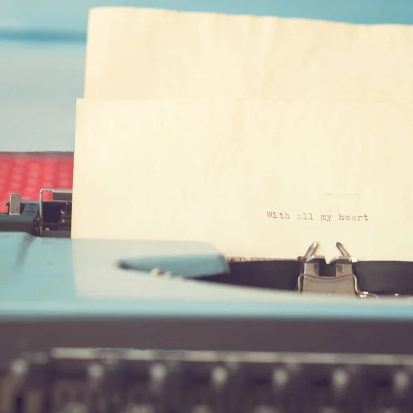 Máquina de escribir vintage y carta de amor — Foto de Stock