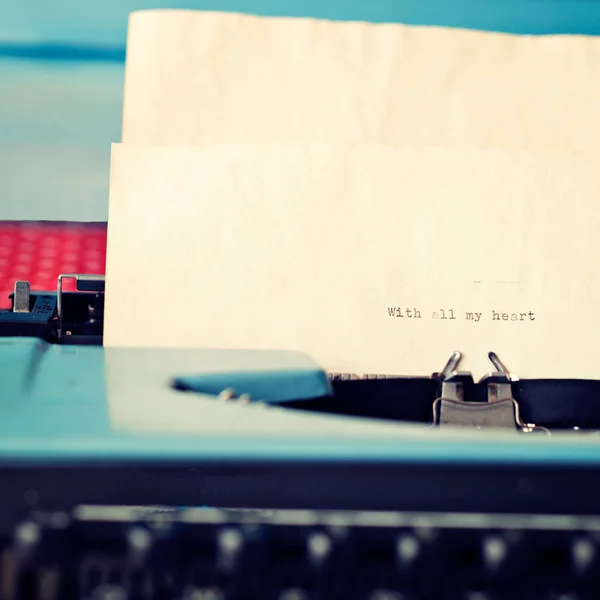 Vintage máquina de escrever e carta de amor — Fotografia de Stock