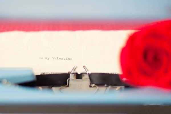 Retro psací stroj a milostný dopis — Stock fotografie
