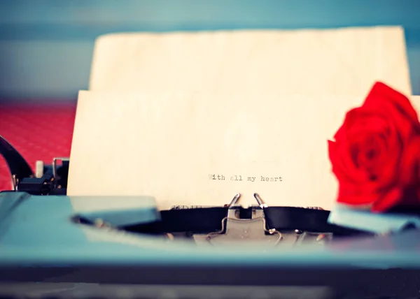 Macchina da scrivere vintage e lettera d'amore — Foto Stock