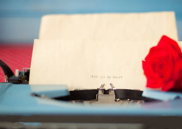 Vintage daktilo ve aşk mektubu — Stok fotoğraf