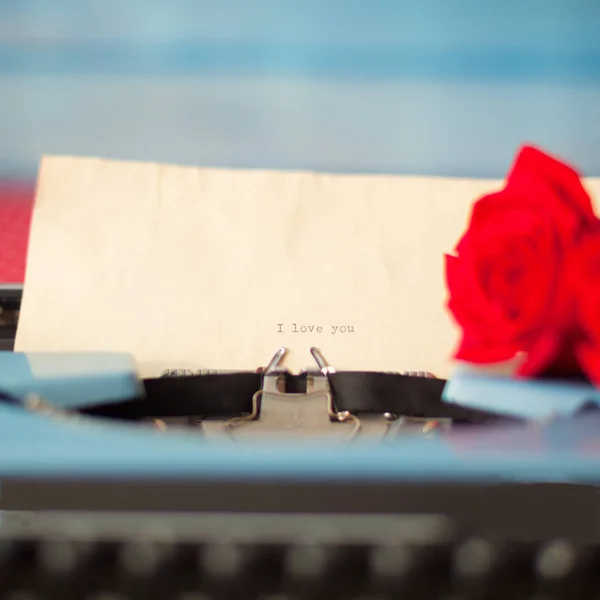 Vintage daktilo ve aşk mektubu — Stok fotoğraf