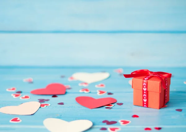 Scatola regalo e cuori — Foto Stock