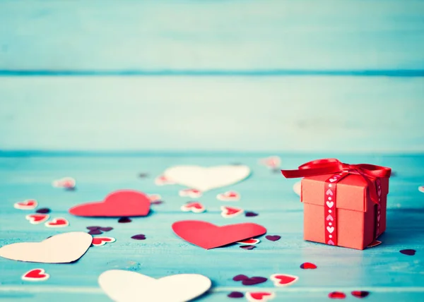 Gift box and hearts — Stock Photo, Image