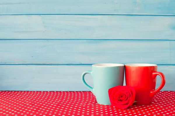 Coffee cups and rose — Stock Photo, Image