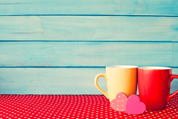Кофейные чашки и сердца — стоковое фото