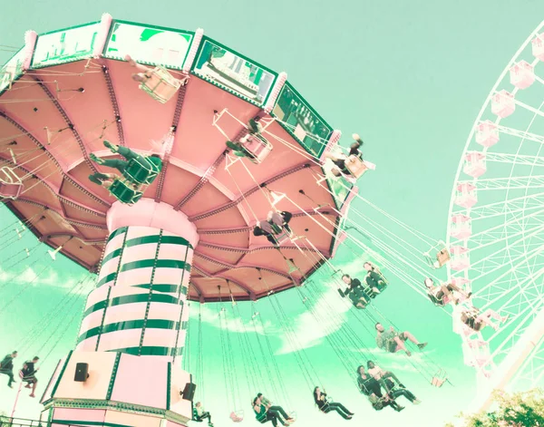 Rueda y cadena Vintage Ferris swing ride — Foto de Stock
