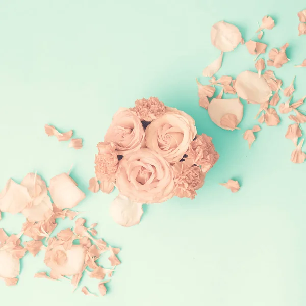 Винтажные розовые розы на мяте — стоковое фото