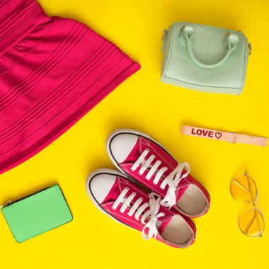 Vintage kız gibi moda öğeleri bir apartman dairesinde yatıyordu