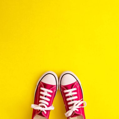 Vintage spor ayakkabı bir daire içinde yatıyordu