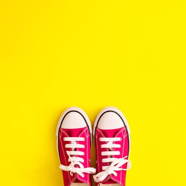 Vintage spor ayakkabı bir daire içinde yatıyordu