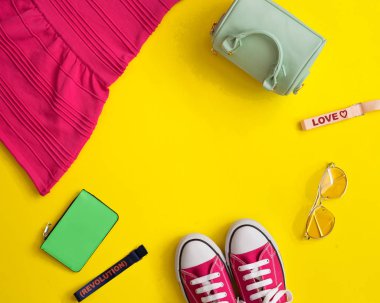 Vintage kız gibi moda öğeleri bir apartman dairesinde yatıyordu