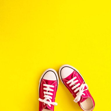 Vintage spor ayakkabı bir daire içinde yatıyordu