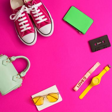 Vintage kız gibi moda öğeleri bir apartman dairesinde yatıyordu