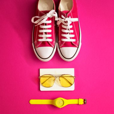 Vintage kız gibi moda öğeleri bir apartman dairesinde yatıyordu