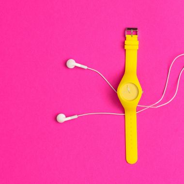 Vintage kız gibi moda öğeleri bir apartman dairesinde yatıyordu