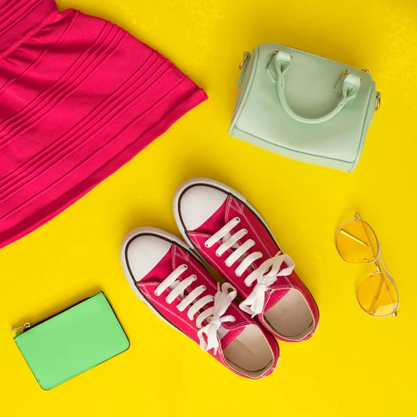 Vintage kız gibi moda öğeleri bir apartman dairesinde yatıyordu