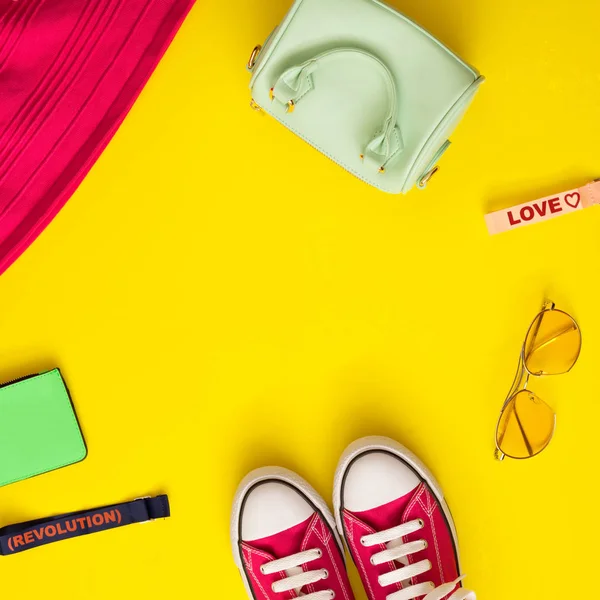 Vintage kız gibi moda öğeleri bir apartman dairesinde yatıyordu