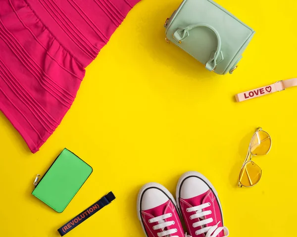 Vintage kız gibi moda öğeleri bir apartman dairesinde yatıyordu