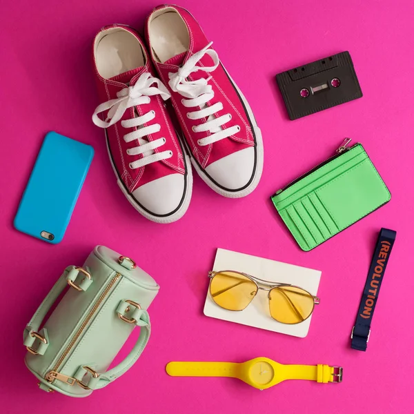 Vintage kız gibi moda öğeleri bir apartman dairesinde yatıyordu