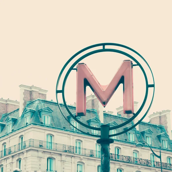 Metró jel és a párizsi épületben — Stock Fotó