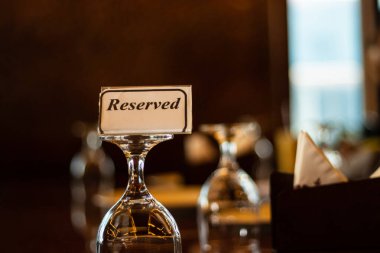 Rezervasyonlu Restoran masası, güzel cam ve bokeh arka planlı.