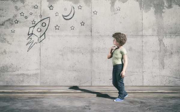 Kid looking on rocket painted — Stock Photo, Image
