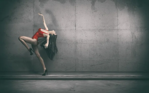 A bela bailarina em saltos altos . — Fotografia de Stock