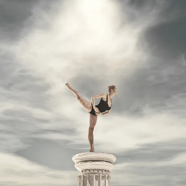 Ballerina dancing on tiptoe — Stock Photo, Image