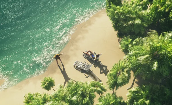 Paar sonnt sich auf einer tropischen Insel — Stockfoto