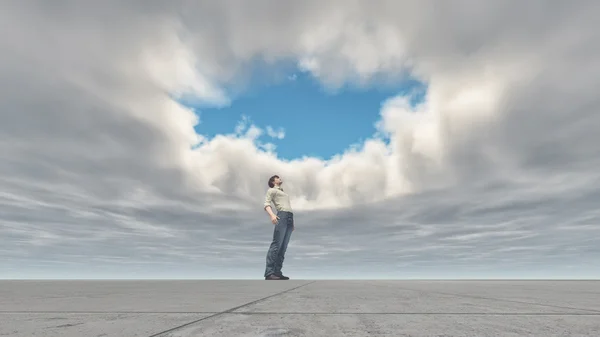 Homem de pé e olhando para o céu — Fotografia de Stock