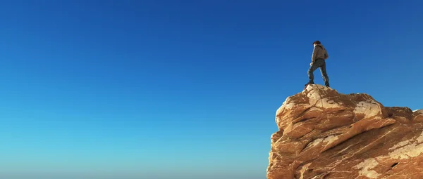 Dağın tepesinde, genç adam — Stok fotoğraf