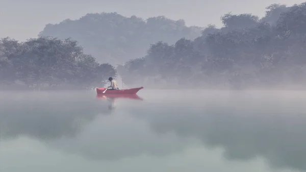 Homme dans un bateau — Photo