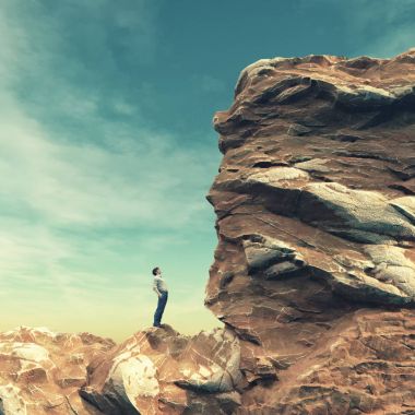 Kenar üzerinde duran genç adam 