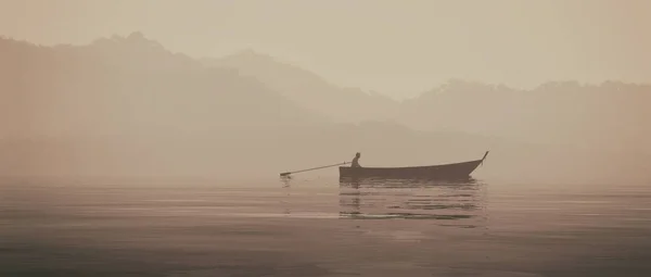 Pêcheur dans un bateau sur le lac — Photo