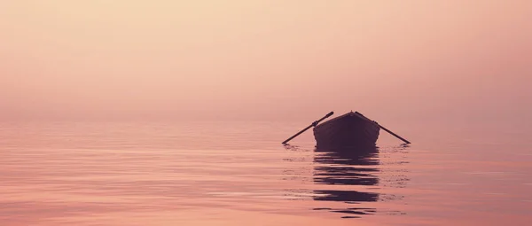 Um barco no lago — Fotografia de Stock