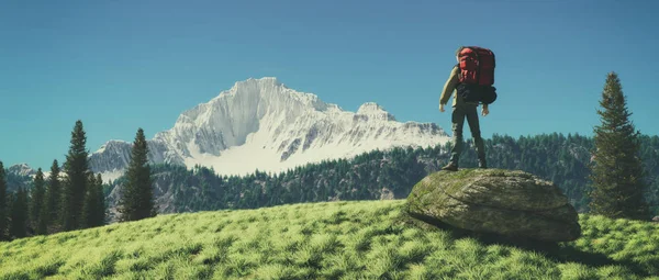 Traveler backpacking beundra bergslandskap — Stockfoto