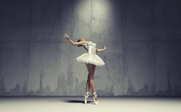 Jovem e bela bailarina — Fotografia de Stock