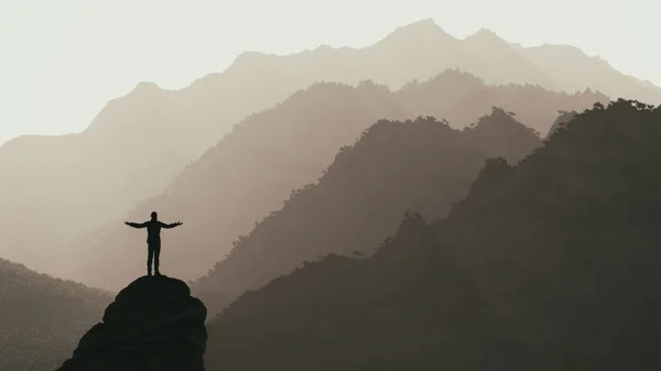 Турист на вершине горы — стоковое фото