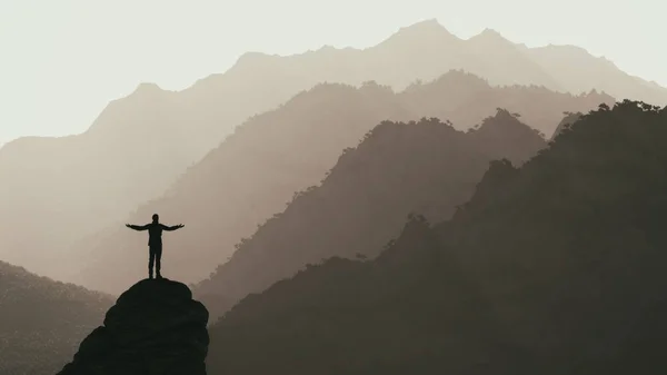 Hiker on the top of a mountain — Stock Photo, Image